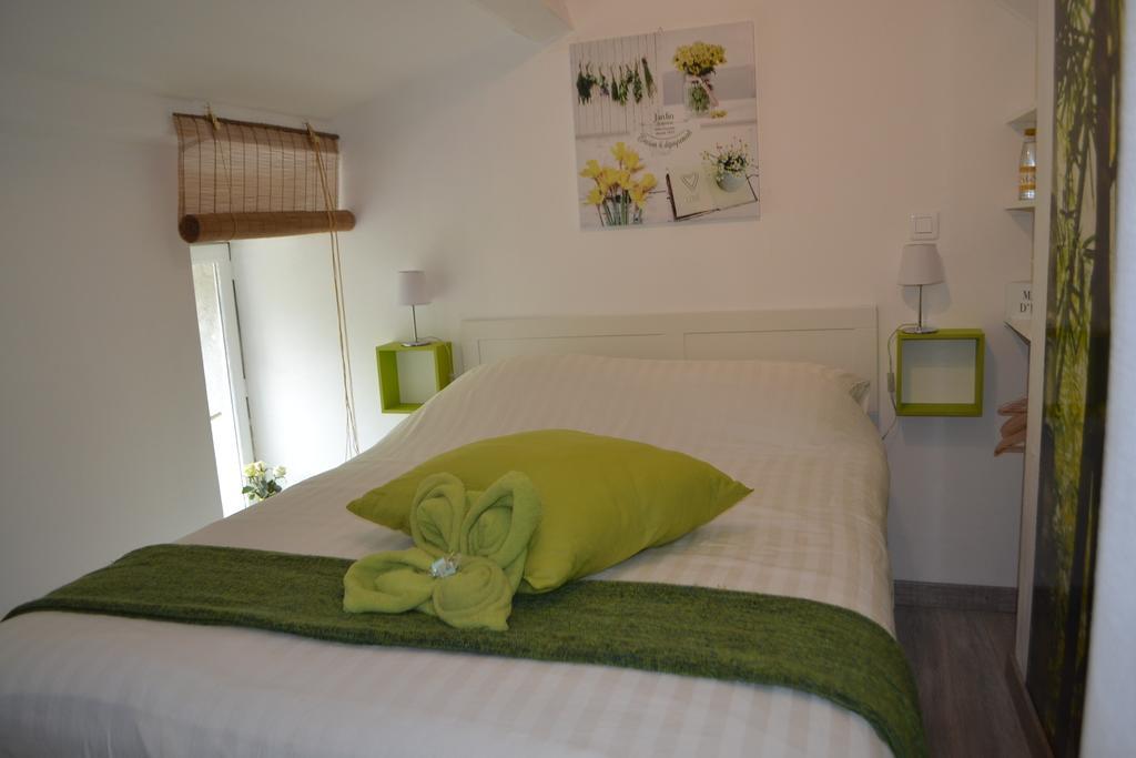 Maison Sous Le Pont Bed & Breakfast Meyras Exterior photo